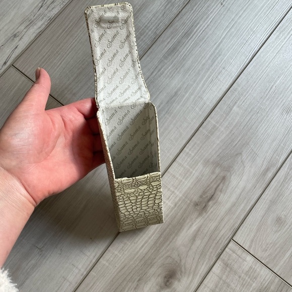 Sama Crocodile Embossed Beige Leather Eyewear Case - Picture 8 of 8